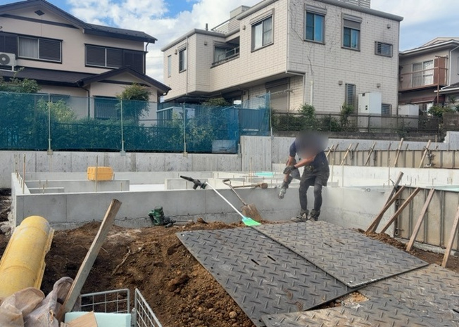 【構造・工法・仕様】 | 下九沢新築戸建 | 木造住宅とは土台、壁、柱など建築物の強度を支える構造体の材に木が使用されている構造を指します。構造体は建物の自重を支えるだけではなく風圧や水圧、積裁荷重などあらゆる衝撃に耐えるための基礎です。