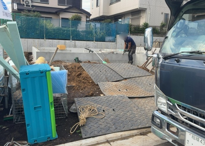 【外観】 | 下九沢新築戸建 | 現地に行くなら、物件の周囲の地形がどうなっているかを見ることも大切です。周辺より低くなっている土地では、大雨などで水が集まりやすいため、地盤が弱くなっているということも考えられるため、注意が必要です。