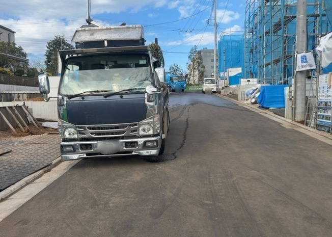【前面道路含む現地写真】 | 下九沢新築戸建 | 道幅が広い場所は日当たりや風通が良好です。幅が広いのですれ違いも可能ですし大きな車でも駐車可能！一方で、大型車が通ることも多くなるため交通量の増加により騒音に繋がります。また土地の値段が高くなります。