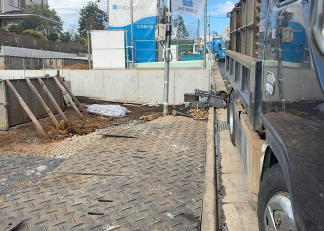 【庭】 | 下九沢新築戸建 | 庭のある家に住むことのメリットとして、子どもたちの遊び場を確保できること、ガーデニングや家庭菜園を楽しめること、明るさを確保できることがあります。また、配置を工夫することでプライバシーが確保できます。