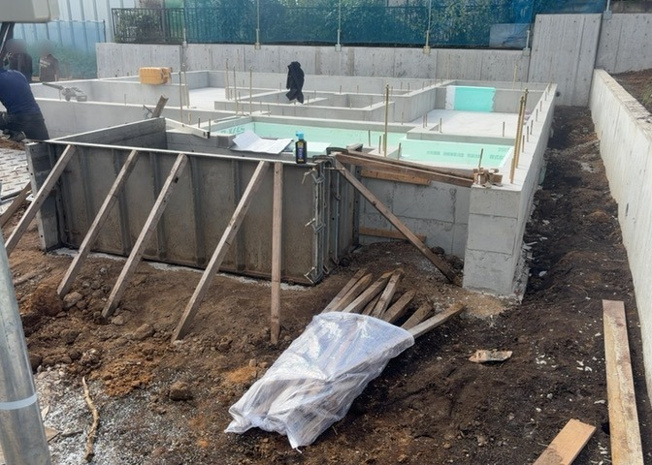 【玄関】 | 下九沢新築戸建 | 玄関は、狭すぎると複数人で使いにくく、広すぎても無駄な空間になりがちです。最低2畳を目安にして、家の広さとの兼ね合いや家族の人数を考慮して決めるとよいでしょう。現地を見学して快適な玄関を選びましょう！