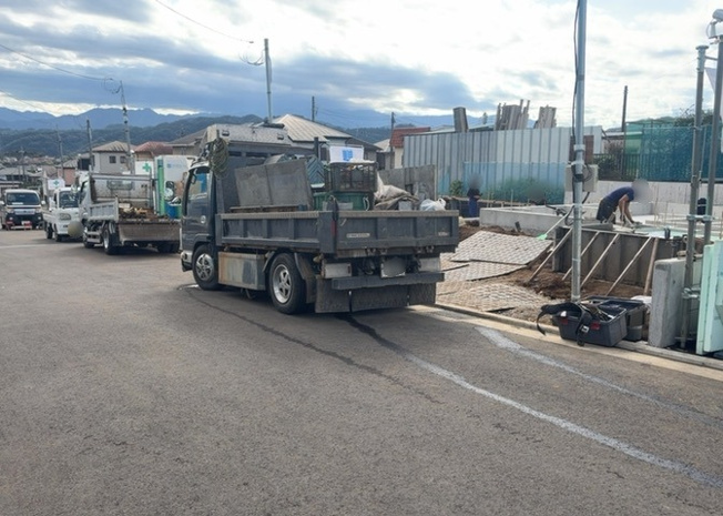 【前面道路含む現地写真】 | 下九沢新築戸建 | 住宅用の土地では前面道路に2m以上接していなければならないと法律で定められています。しかし、お持ちの車のサイズやライフスタイルなどにより、2mでは利便が悪い場合もございますので、事前に確認しましょう。