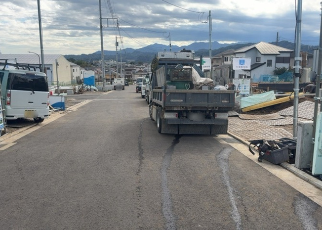 【前面道路含む現地写真】 | 下九沢新築戸建 | お持ちの車種によっては前面道路が広い方が便利でしょう。しかし、前面道路が広ければその分交通量が多くなるため、騒音などが気になる場合があります。実際に現地を見学し、周辺交通量や騒音などを確認しましょう！