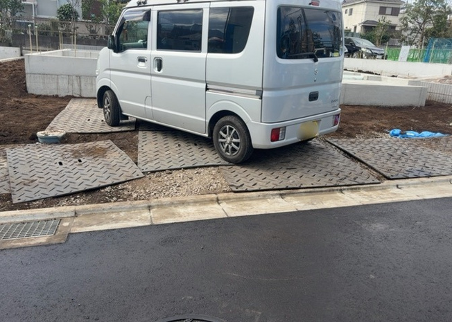 【駐車場】 | 下九沢新築戸建 | 駐車場と明記されていても、最小スペースでつくられた駐車場だと大型車は駐車できなかったり、出入りしにくくなったりする可能性があります。お車のサイズと購入したい物件の駐車場のサイズを現地で確認しましょう。