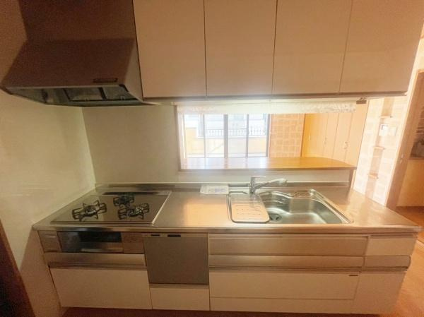 下馬伏町　中古一戸建てのキッチン|システムキッチン　食器洗い乾燥機
■物件内覧・資金計画相談・住宅ローン相談、リフォーム相談、お問合せ受付中■
※当日・翌日のご内覧、ご相談はお電話でのお問合せがスムーズです！