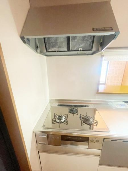 下馬伏町　中古一戸建ての設備|三口コンロ
■物件内覧・資金計画相談・住宅ローン相談、リフォーム相談、お問合せ受付中■
※当日・翌日のご内覧、ご相談はお電話でのお問合せがスムーズです！