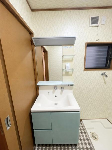 下馬伏町　中古一戸建ての独立洗面台|シャワー付き洗面化粧台
■物件内覧・資金計画相談・住宅ローン相談、リフォーム相談、お問合せ受付中■
※当日・翌日のご内覧、ご相談はお電話でのお問合せがスムーズです！