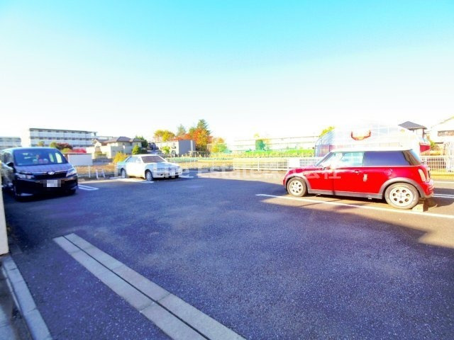 ジュネス・クラールの駐車場