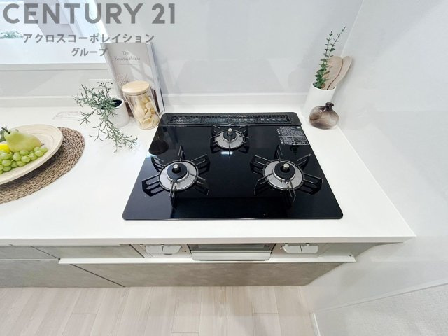多数の調理器具を同時に使用でき、料理の効率化が可能。省エネで節約になり、様々な料理スタイルに適応できます。また、火力調整が独立しており、手入れや掃除もしやすく、今よりもっとお料理が楽しくなるかも。