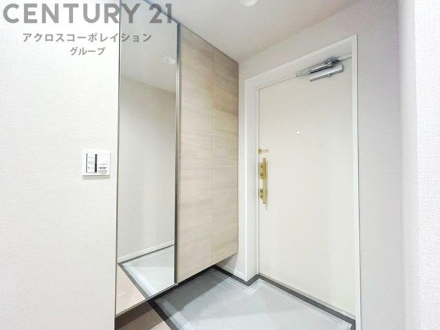 大きな玄関収納付きの玄関です　家族皆様の履物をしっかり収納できます　姿見付きでお出かけ前の身だしなみチェックに便利です