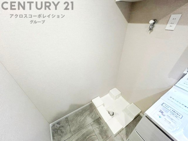 洗濯物の仕分け作業がしやすく、整理整頓が容易になります。洗濯音や湿気を他の部屋に持ち込まず、生活環境を快適に保ちます。上部を活用すれば収納スペースを確保でき洗剤や洗濯用品の整理もしやすくなります。