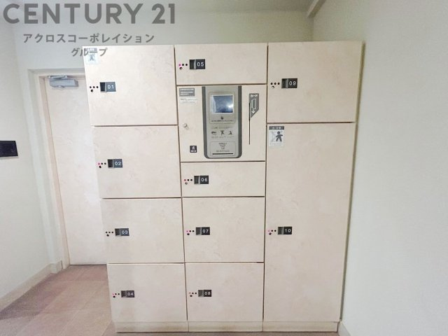 宅配ボックスは荷物の受け取りや配達が便利で安全です。不在時でも荷物が確保され、盗難や損傷のリスクが減少。受け取り時間の柔軟性が向上。外出先からでも荷物の受け取りや預けが可能となります。