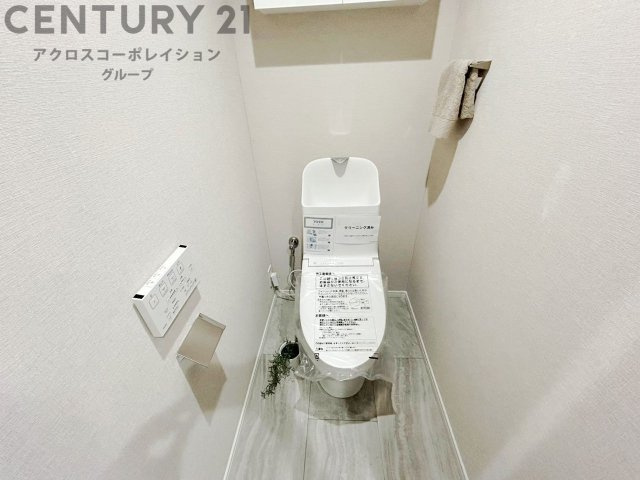温水洗浄便座付トイレは温水洗浄機能により、暖かい水でおしりを洗浄することができ、冷たい水を使う従来の便座に比べ、温水洗浄機能で暖かいトイレを提供し、快適な使用を可能にします。