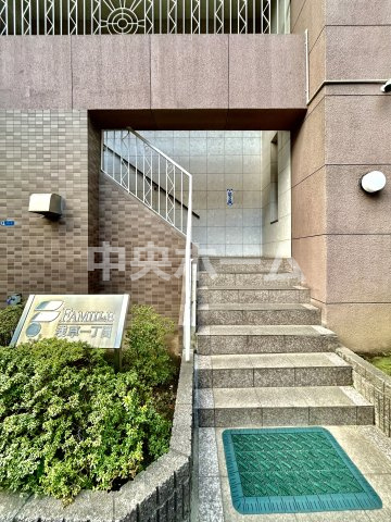 ファミール浅草一丁目のエントランス|【エントランス】マンションのエントランスは、その物件の印象を決める、顔とも言える場所です。毎日通る場所ですからきれいなのが一番です。エントランス内はオートロックですので暮らしの安全も確保されています。