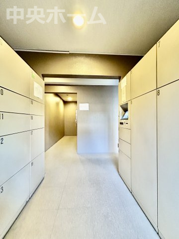 ファミール浅草一丁目の設備|【宅配ボックス】在宅時・不在時に関わらず、居住者の代わりに非対面で宅配物を受け取ってくれる便利な設備です。わかりやすくご説明致しますので見学時にはお部屋だけではなく共用部分もぜひチェックしてください。