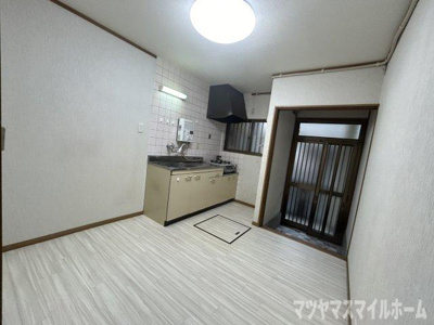 【居間・リビング】 | 泉町一丁目戸建賃貸