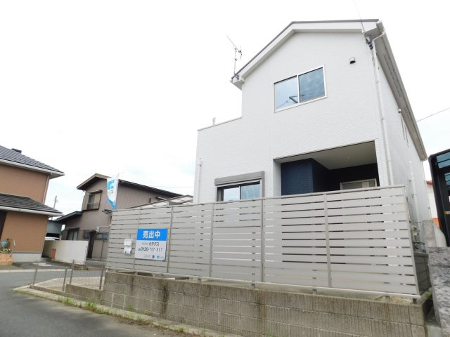 津島市江川町２丁目の中古一戸建の外観|☆角地・敷地５５．３３坪・令和３年築☆　　いつでもご案内出来ます♪（お問合せ当日、平日、水曜、夜間の見学でもＯＫ）　カーポート付き・駐車並列３台ＯＫ！　全室南向き！　庭付き♪　小学校徒歩９分♪
