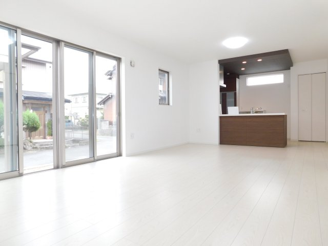 津島市江川町２丁目の中古一戸建の居間・リビング|◇リビング◇　　南面で明るいリビング約１６．７帖　大きな窓の開放感のある空間♪