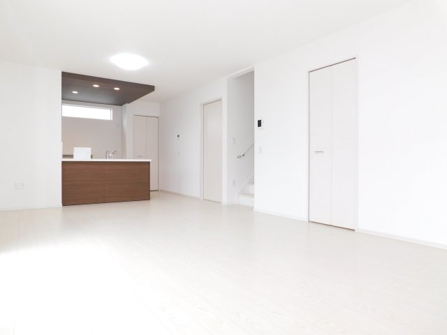 津島市江川町２丁目の中古一戸建の居間・リビング|◇リビング◇　　南面で明るいリビング約１６．７帖　リビング収納完備！