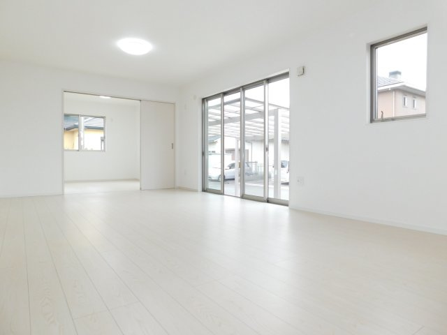 津島市江川町２丁目の中古一戸建の居間・リビング|◇リビング◇　　南面で明るいリビング約１６．７帖　洋室と続き間で約２１．９帖の広々空間になります♪