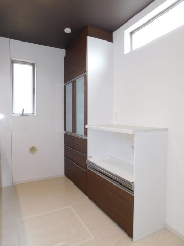 津島市江川町２丁目の中古一戸建のキッチン|◇カップボード◇　　食器や調理器具などがスッキリと収納できます！　調理家電も置くことができます！