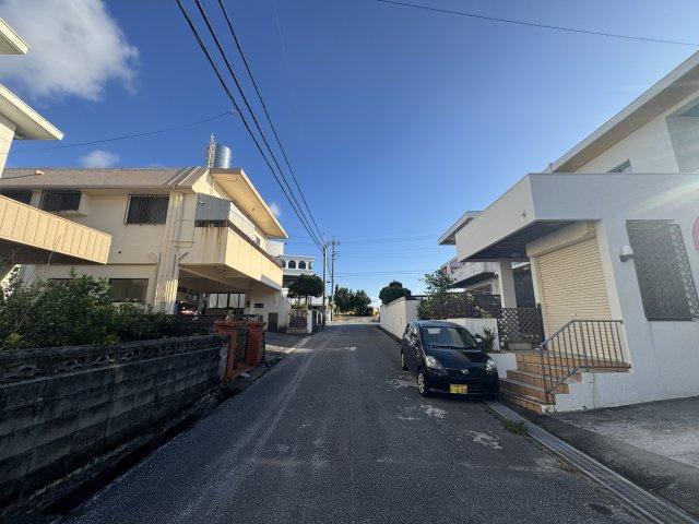 豊見城市我那覇（全2棟）ラストA号棟の前面道路含む現地写真|東側私道　約5.9ｍ♪
