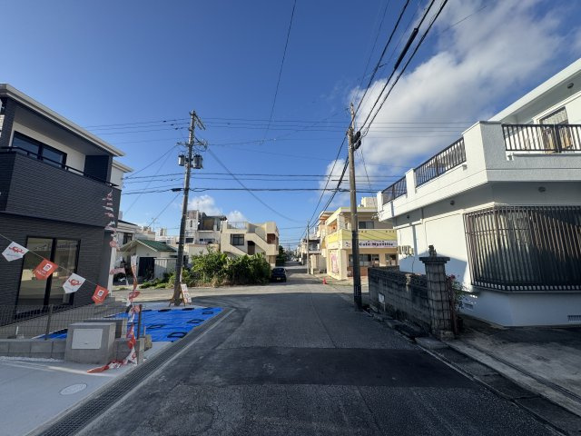豊見城市我那覇（全2棟）ラストA号棟の前面道路含む現地写真|東側私道　約5.9ｍ♪