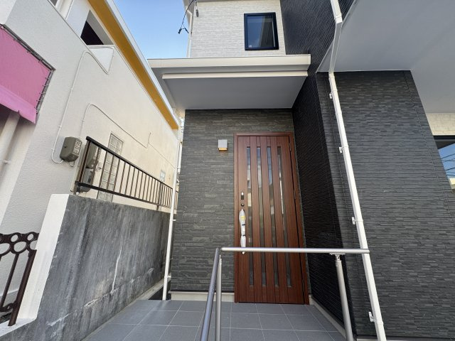 豊見城市我那覇（全2棟）ラストA号棟の玄関|A号棟　スマートキー付き♪