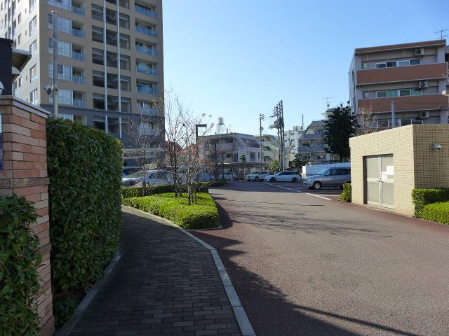 バス停まで徒歩約４分♪松山市駅や大街道など中心地方面に行く路線で、通勤・通学に便利ですね♪