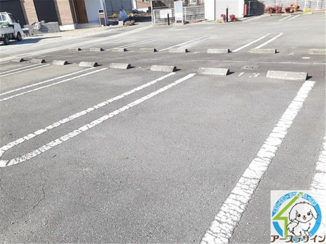 M-ティアラⅡの駐車場