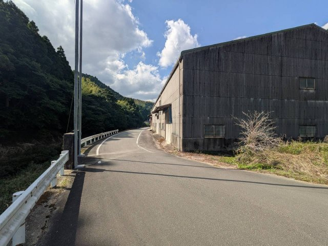 八女市立花町下辺春の工場の外観