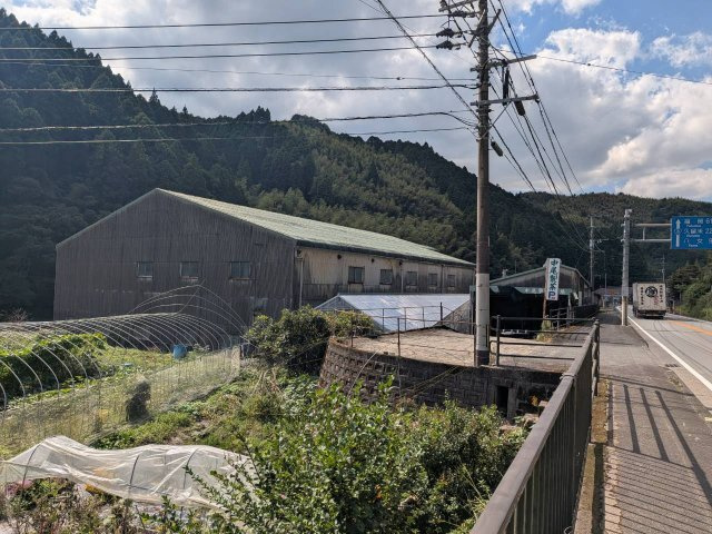 八女市立花町下辺春の工場の外観