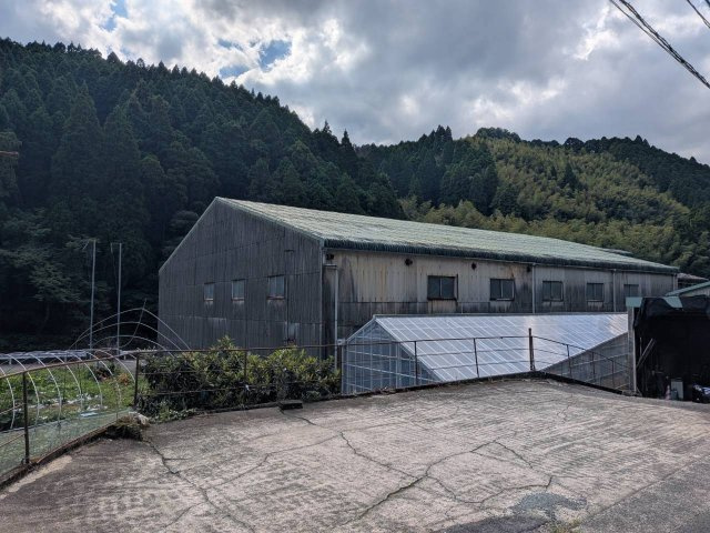 八女市立花町下辺春の工場の外観