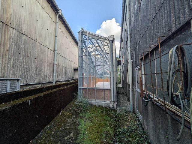 八女市立花町下辺春の工場の外観