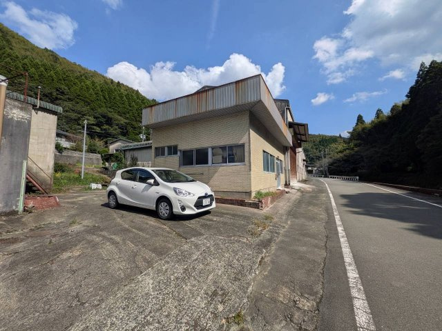 八女市立花町下辺春の工場の外観