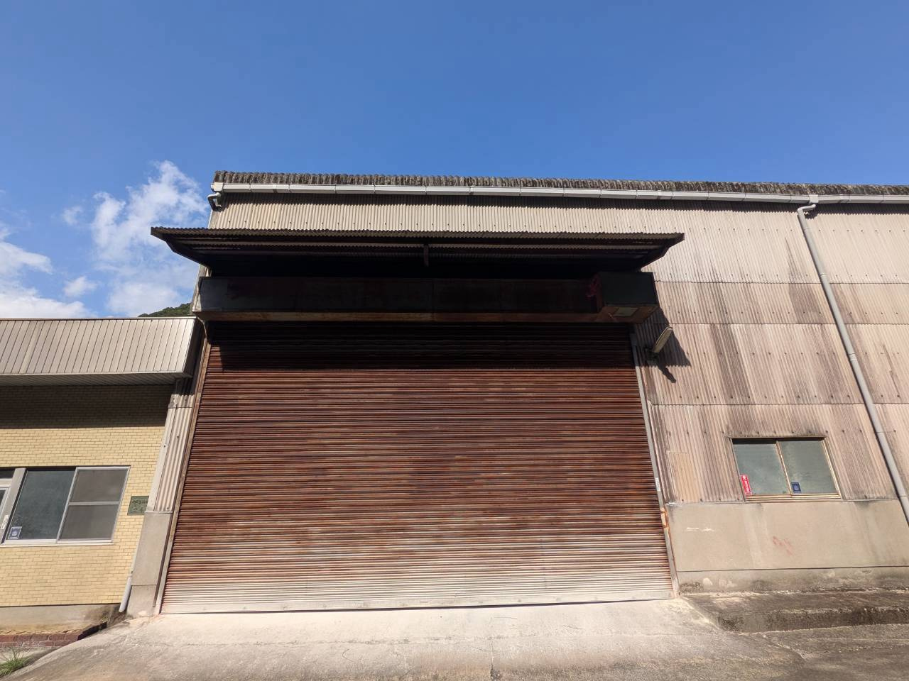 八女市立花町下辺春の工場の外観