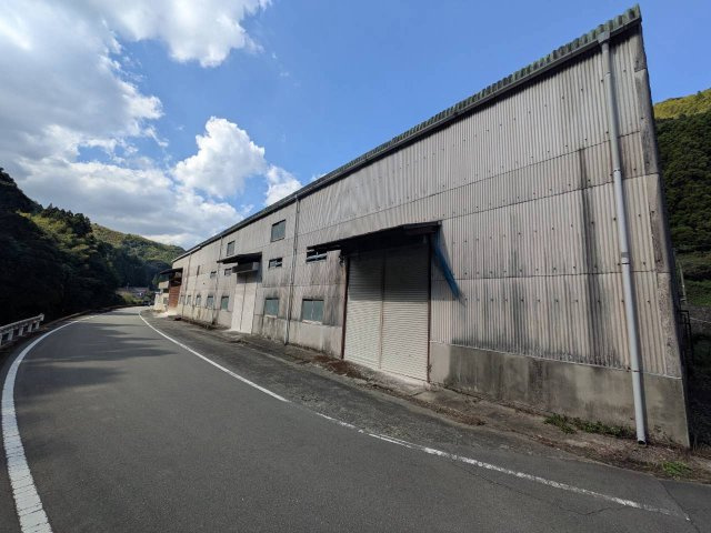 八女市立花町下辺春の工場の外観