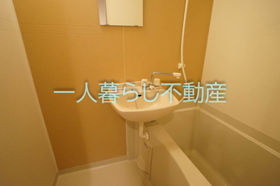 【洗面所】 | メゾンコンフォート池上 | 洗面台は浴室にあります。