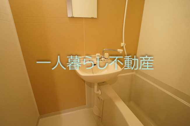 【洗面所】 | メゾンコンフォート池上 | 洗面台は浴室にあります。