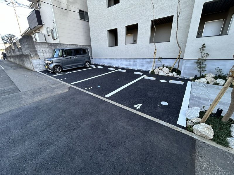 千葉市中央区松ケ丘町のアパートの駐車場
