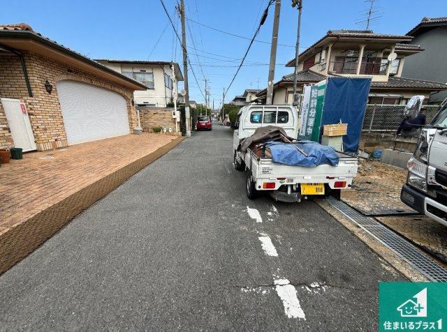 羽曳野市羽曳が丘西　新築一戸建ての前面道路含む現地写真|周辺は落ち着いた街並みの住宅地！子育てがしやすい住環境です！まだ未完成ですが、現地でしかわからない事もございます。是非一度ご覧ください。