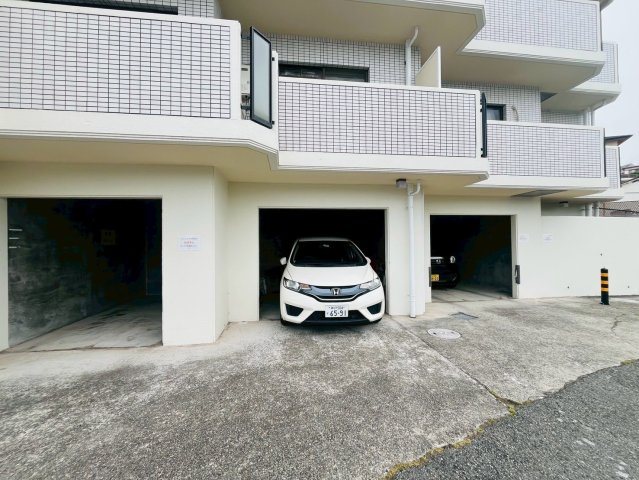 リバーサイド西舞子の駐車場
