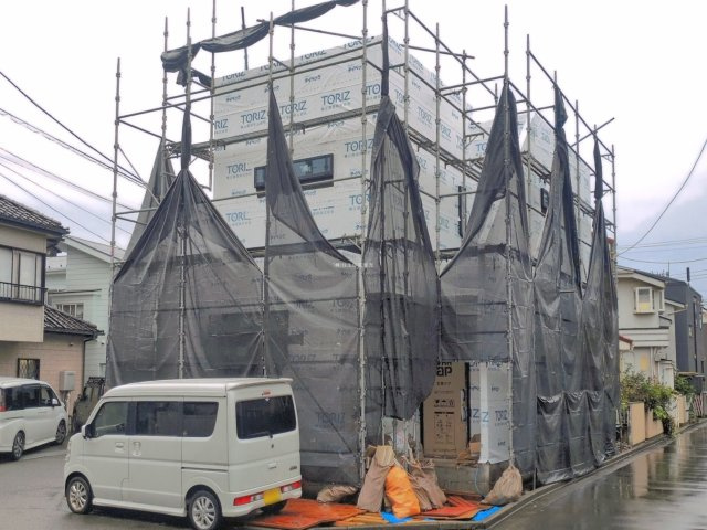 富士見市羽沢２丁目の新築一戸建の外観|2026年9月撮影　
鶴瀬駅徒歩圏内の閑静な住宅街で住環境良好♪
住宅性能評価書付き全居室南向き3LDK新築一戸建て！
資料請求やご見学などお気軽にお問い合わせください。
