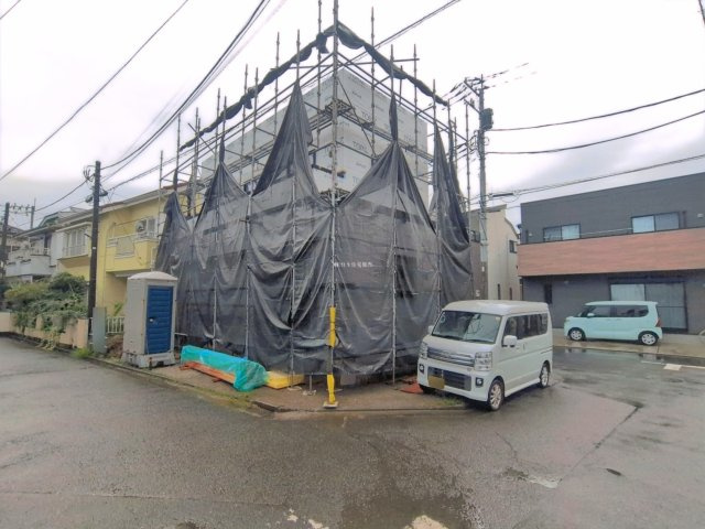 富士見市羽沢２丁目の新築一戸建の前面道路含む現地写真|三方角地につき解放感◎