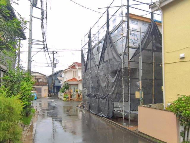 富士見市羽沢２丁目の新築一戸建の前面道路含む現地写真