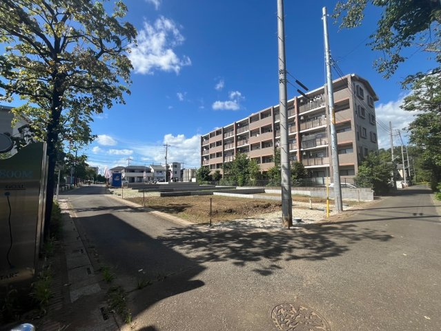 ふじみ野市大井２丁目の売地の前面道路含む現地写真|南東側7m・南西側7m公道の角地につき、陽当り良好＆開放感があります。
