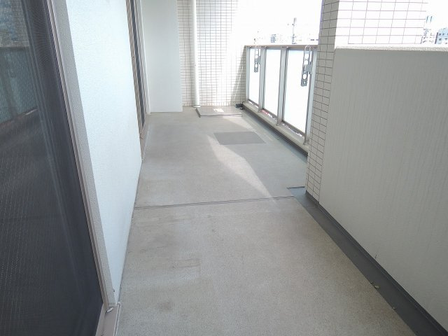 茨木市春日１丁目の賃貸マンションのバルコニー