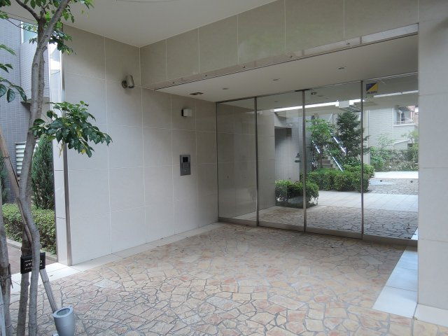 茨木市春日１丁目の賃貸マンションのエントランス