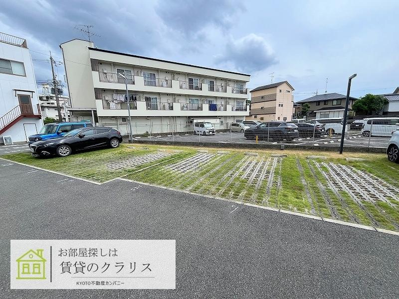 アジュールコート久世の駐車場
