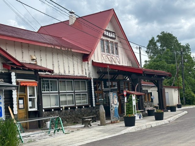 【川湯駅前】駅近×150坪！緑豊かな環境で叶えるスローライフの周辺|温もりを感じさせる、旅情あふれる佇まいの川湯温泉駅。